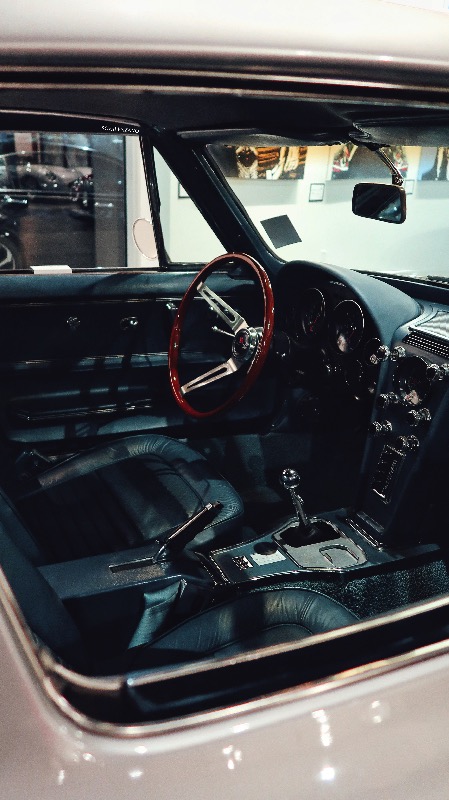 Walt-Grace-Vintage-1967-Chevrolet-Corvette-Stingray-Coupe-inside-SCVALENZANO